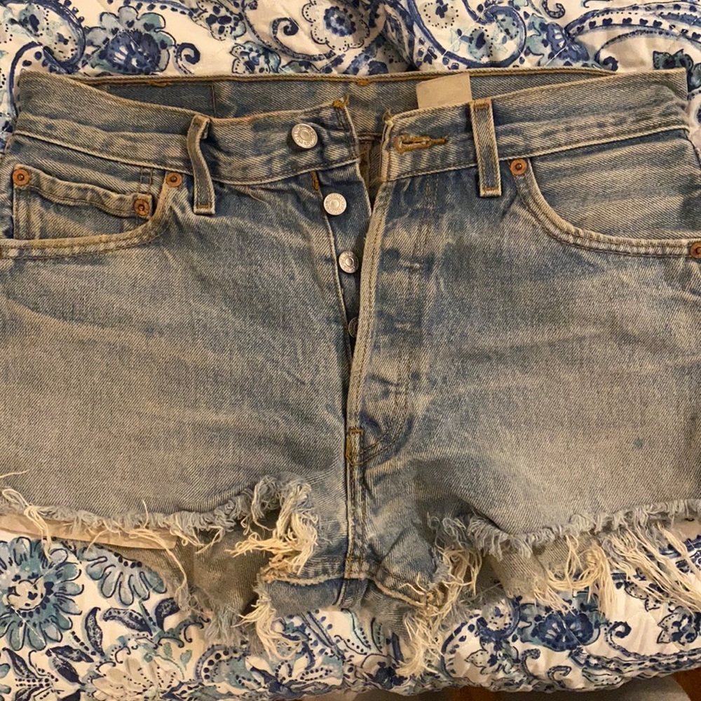LEVI’S DENIM SHORTS